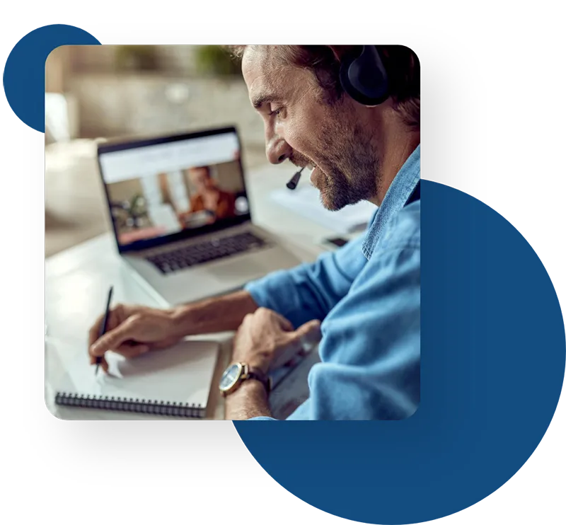 lavoratore che svolge un corso elearning