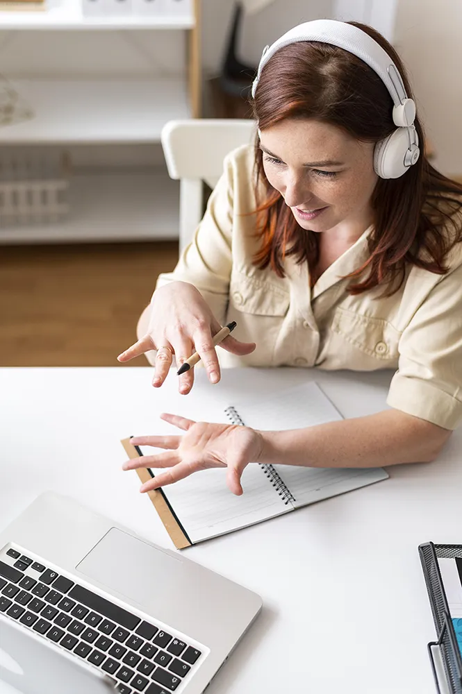 ragazza che svolge formazione elearning al computer