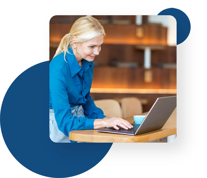 manager al computer che gestisce la formazione aziendale