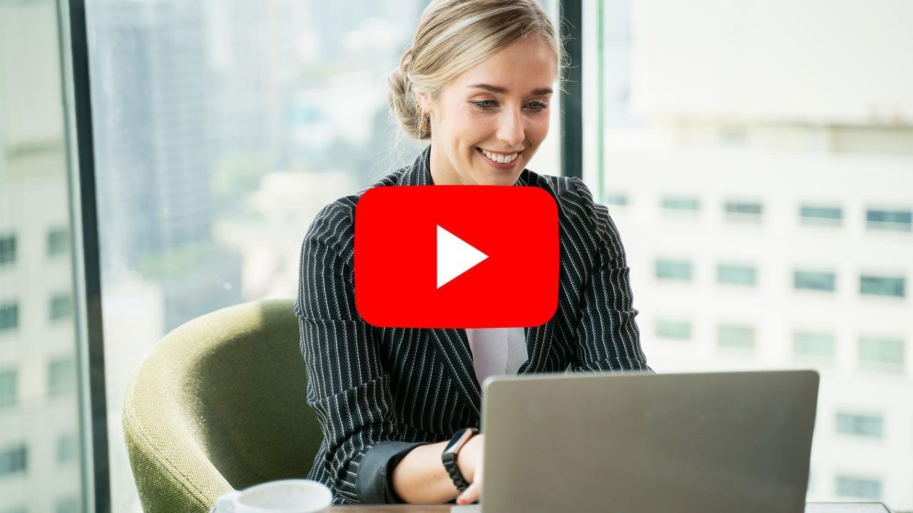 ragazza che svolge formazione aziendale con DynDevice LMS